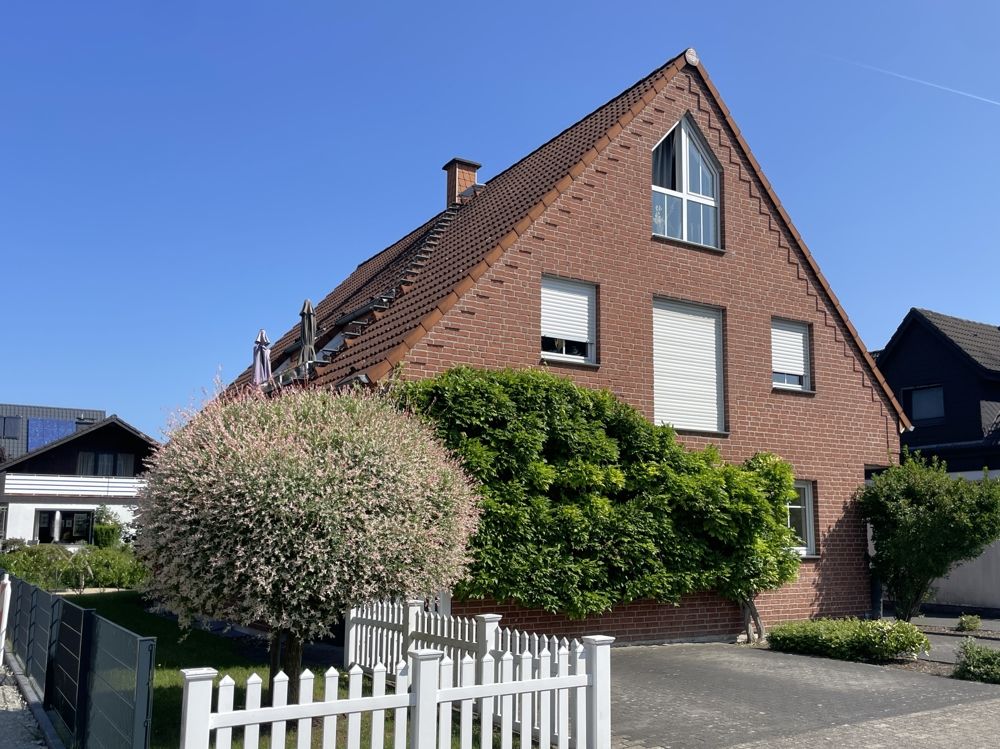 Hausansicht mit Pkw-Stellplatz