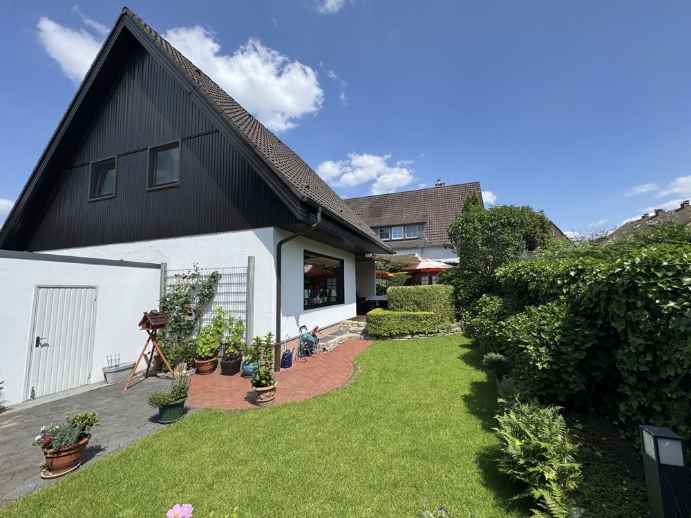 Gartenansicht / Garage mit Hintertür