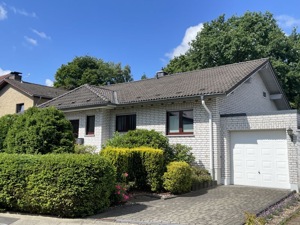 Ansicht Eingangsseite mit großer Garage