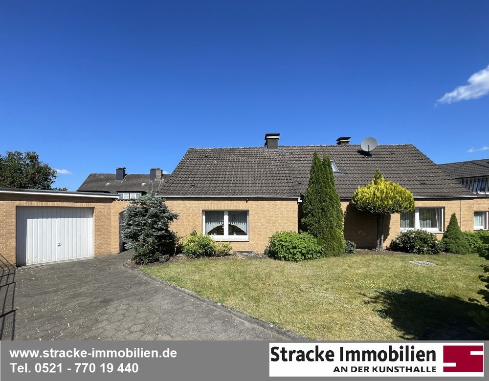 Hausansicht mit Garagenzufahrt