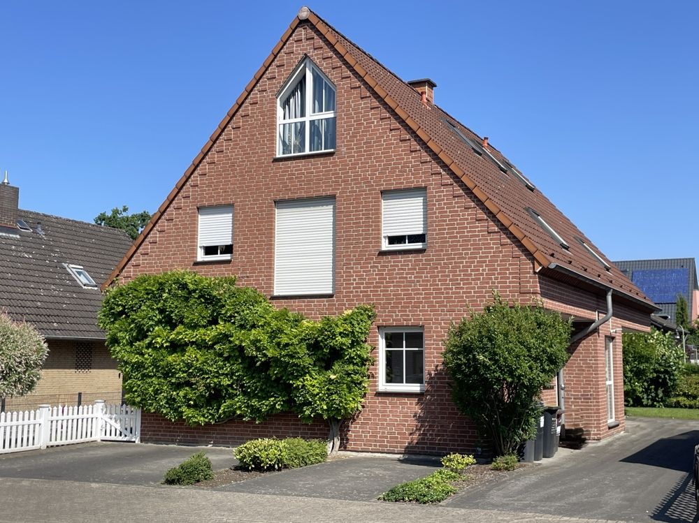 Hausansicht mit Pkw-Stellplatz